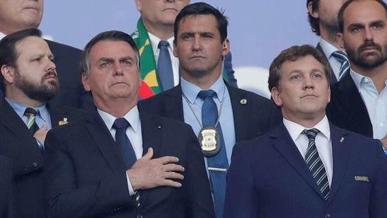 Jair Bolsonaro, presidente de Brasil -a la izquierda-; y Alejandro Domínguez, titular de la Conmebol, durante la última final del torneo, que ganó Brasil ante Perú. Fue en Río de Janeiro, en julio de 2019. (AP)