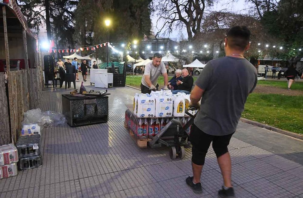 Preparativos en la plaza Chile de Ciudad por la llegada de chilenos a nuestra provincia para festejar la independencia de Chile. | Foto: José Gutiérrez / Los Andes