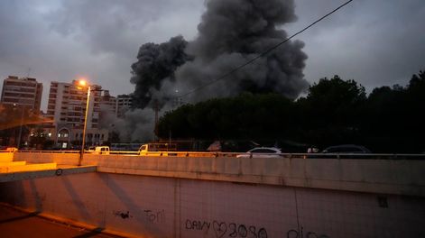 Los Andes | Una columna de humo se levanta del lugar en donde impactó un ataque aéreo israelí, el lunes 25 de noviembre de 2024, en Tayouneh, Beirut, Líbano