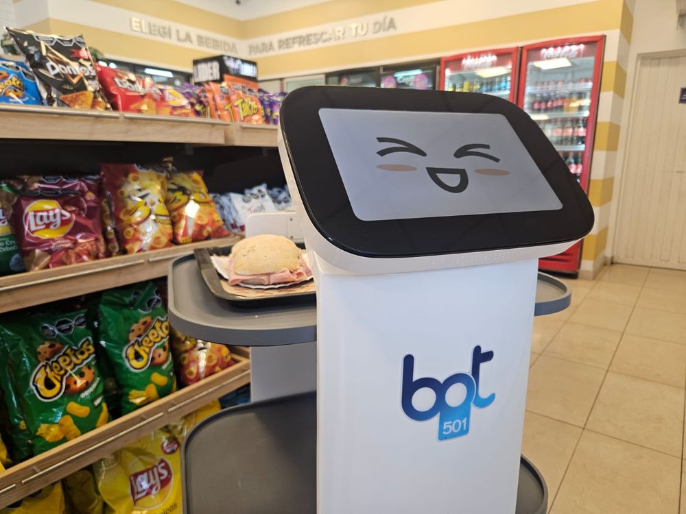 Arturo, el robot mozo que sorprende en una estación de servicio en Maipú