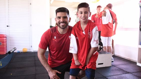 Santino conoció a los jugadores de Independiente. / GentilezA: prensa Independiente