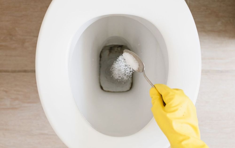 Este ingrediente no solo sirve para el inodoro. También se puede aplicar en otros rincones del baño, donde los depósitos minerales se acumulan con el tiempo.