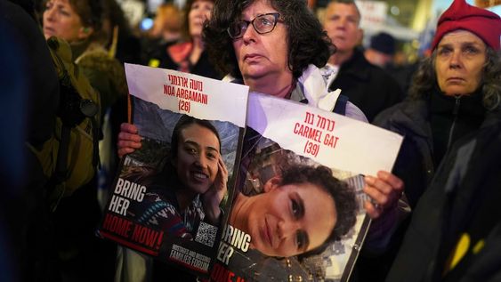 Desesperación entre los familiares de los rehenes israelíes en manos de Hamás. Informes indican que algunas de las mujeres podrían estar embarazadas, fruto de las sistemáticas violaciones de los terroristas y de la explotación sexual para civiles palestinos.
