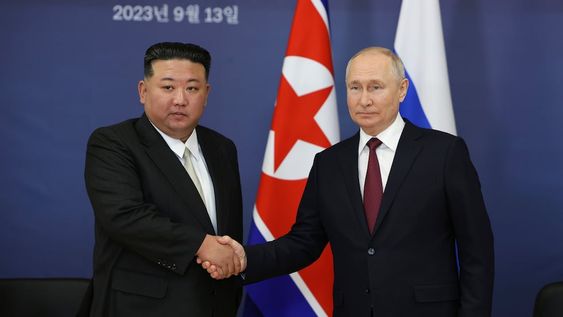 ARCHIVO - El presidente de Rusia, Vladímir Putin, a la derecha, y el líder norcoreano, Kim Jong Un, se estrechan la mano en una reunión en el cosmódromo de Vostochny a las afueras de Tsiolkovsky, a unos 200 kilómetros (125 millas) de la ciudad de Blagoveshchensk, en la remota región oriental de Amur, Rusia, el 13 de septiembre de 2023. (Vladimir Smirnov/Sputnik Kremlin Pool Foto via AP, Archivo)