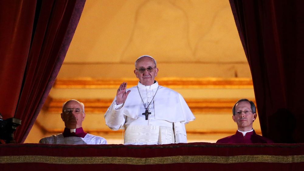 Foto histórica: el momento en que Bergoglio fue anunciado como el 266° papa de la Iglesia Católica (2013) Foto histórica: el momento en que Bergoglio fue anunciado como el 266° papa de la Iglesia Católica (2013)