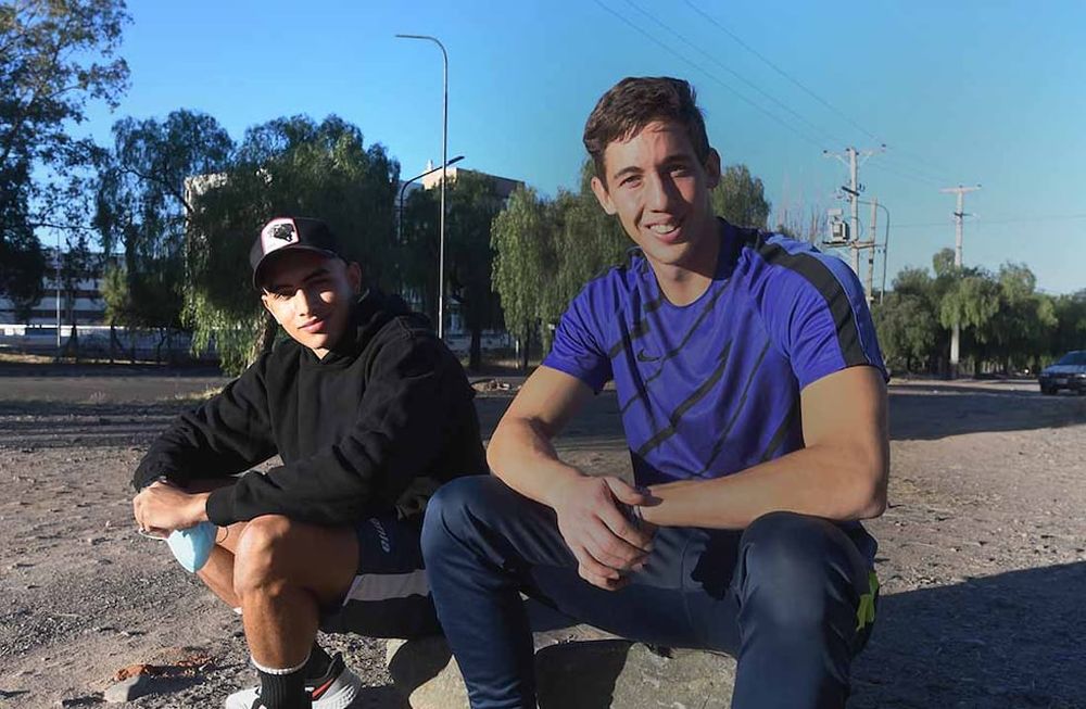 Agustin Pinti y Renzo Cremaschi, atletas Mendocinos integrantes de la Selección Argentina que competirán en el Sudamericano de mayores en Ecuador. Podrán viajar gracias al influencer Santiago Maratea. / José Gutiérrez