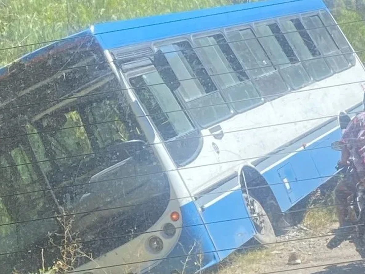 Un colectivo quedó al borde del barranco en Valle Grande tras evitar un choque frontal.