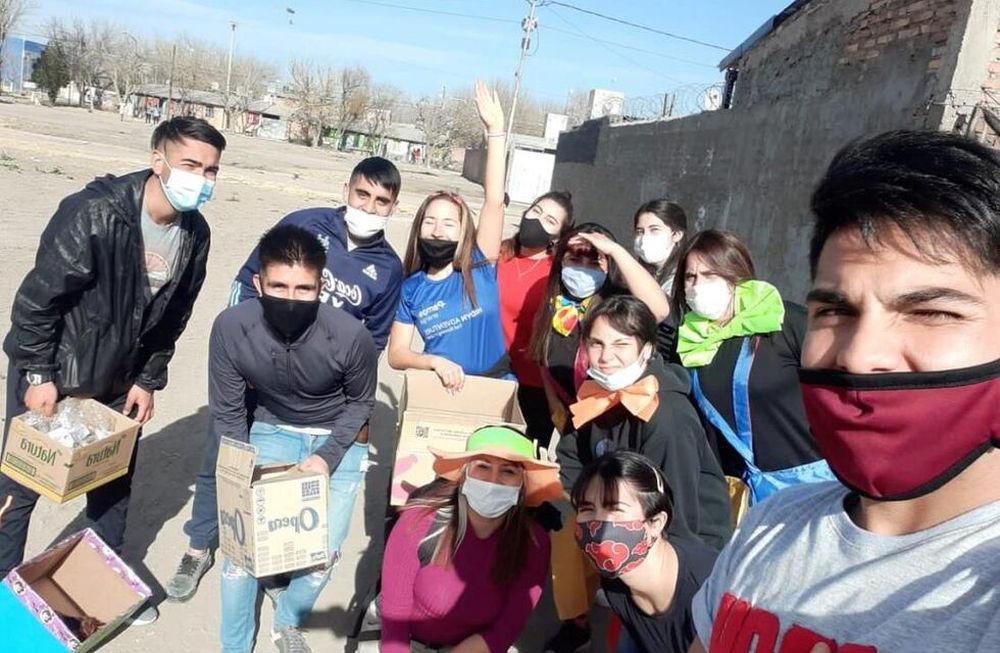 Jóvenes solidarios: juntan alimentos y venden empanadas para ayudar a un comedor que atiende a 40 niños