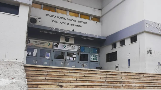 Violencia en un colegio de Neuquén capital: una mamá entró para pegarle a una maestra y agredió a la directora