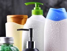 Reciclaje de envases de shampoo vacíos.