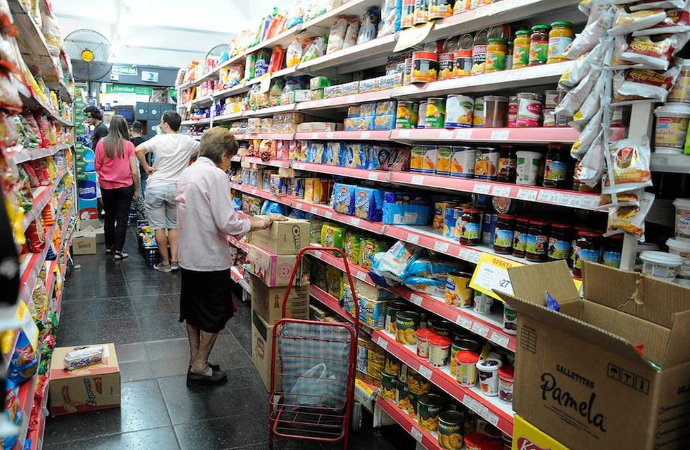 Súper Cerca incluye 70 artículos a precios fijos por 6 meses. En el mismo paquete, las empresas colocarán el precio oficial. Foto: Mariana Villa /Los Andes