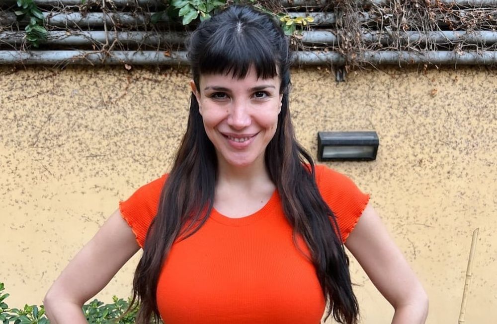 La foto provocativa de Andrea Rincón sentada al borde de su cama y con