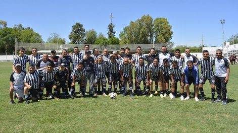 Los Andes | Plantel completo. El multicampeón Club Mario Pastran volvió a celebrar entre los veteranos esteños.