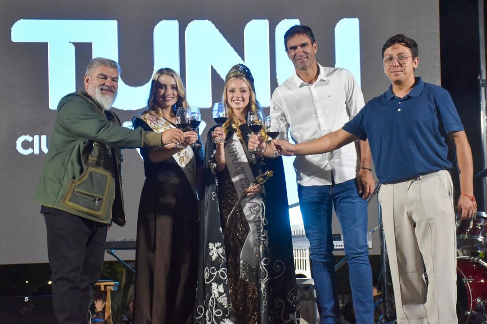 El intendente Emir Andraos y el subsecretario de Cultura Diego Gareca, entre otras autoridades, le dieron la bienvenida a Agustina Giacomelli en su regresó a Tunuyán como Virreina Nacional de la Vendimia.