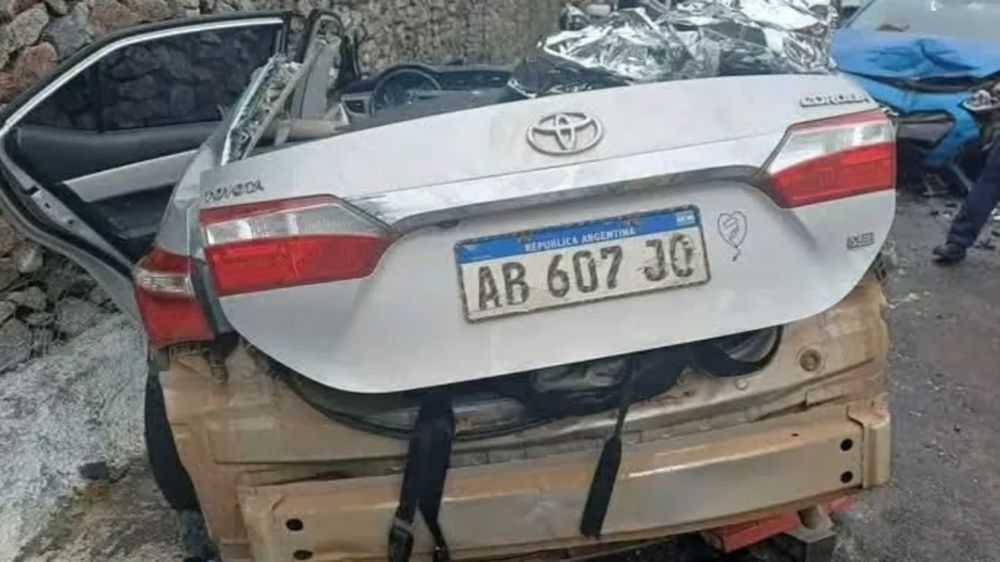 La familia tuvo un trágico choque frontal con otro auto. 