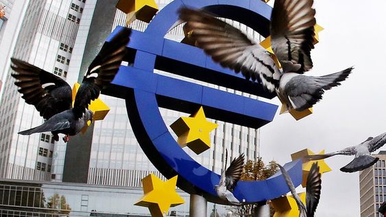 El euro cotiza por debajo del dólar en su mayor caída en 5 años