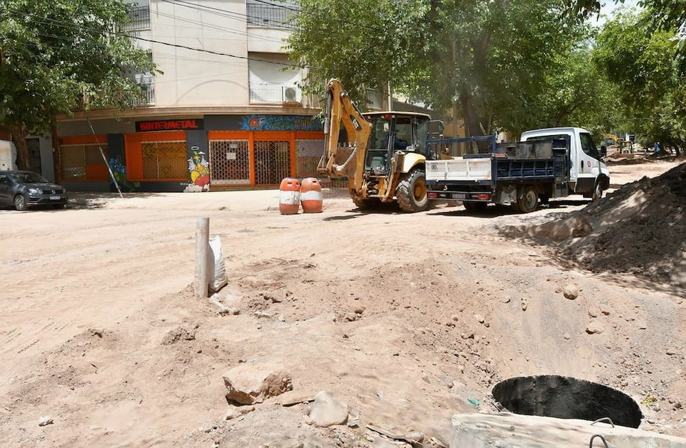 La obra en calle San Juan ha implicado cortes por tramos en los cuales estaba totalmente cortada la circulación y lo cual aún se sostiene en la última etapa en la que se trabaja, entre calles Morón y Brasil.