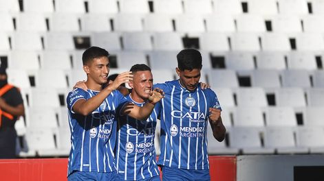 Los Andes | Liga Profesional de Fútbol. Godoy Antonio Tomba vs. Independiente de Avellaneda en el estadio Malvinas Argentinas.Bullaude, Pintado y Salomón Rodríguez festejan el segundo gol de Godoy Cruz. Foto José Gutiérrez / Los Andes