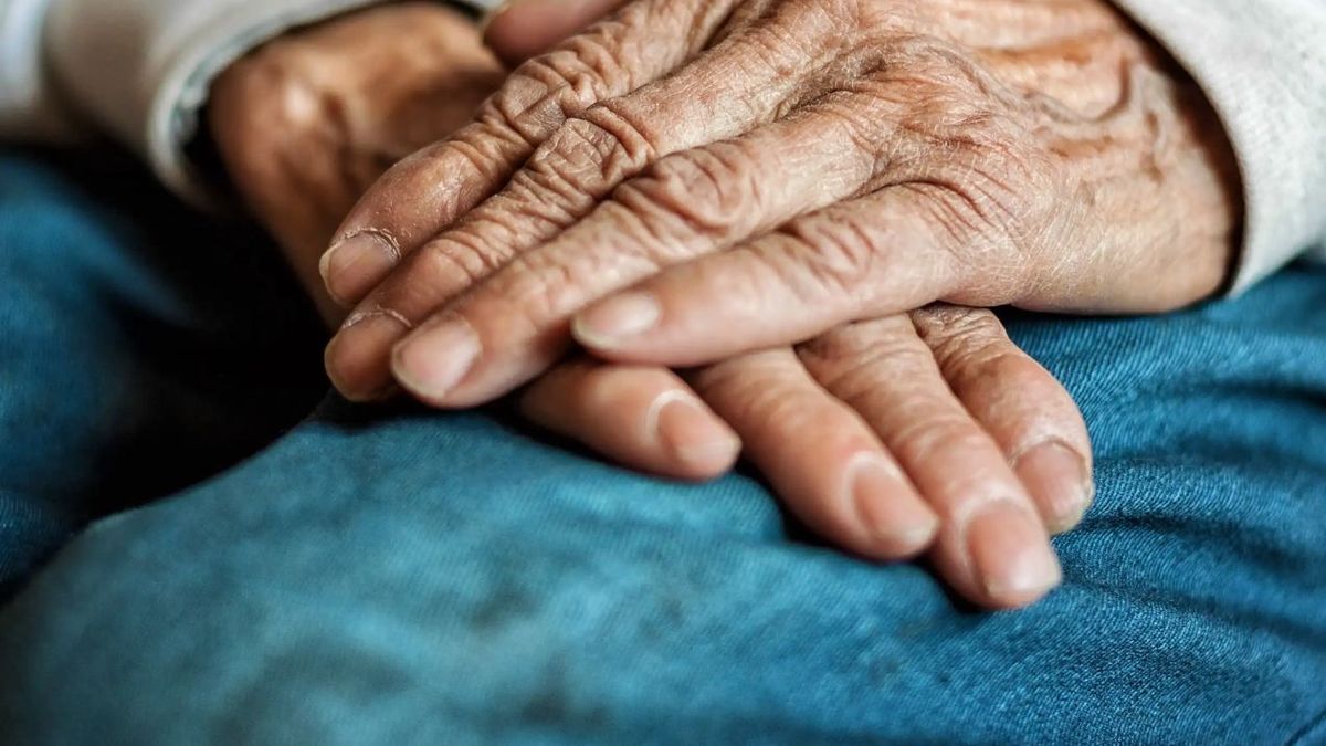 Cómo humedecer la piel seca después de los 65: qué cambia y cuáles son los ingredientes necesarios