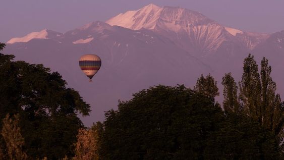 La dirección de vuelo está determinada por el viento predominante ese día, por lo que no hay una ruta fija. Por eso cuentan con varios puntos de aterrizaje. Foto: Ignacio Blanco / Los Andes