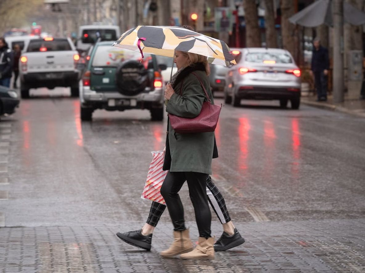Este miércoles arrancó frío en la ciudad de Mendoza y se esperan lloviznas hacia la noche.Foto: Ignacio Blanco / Los Andes