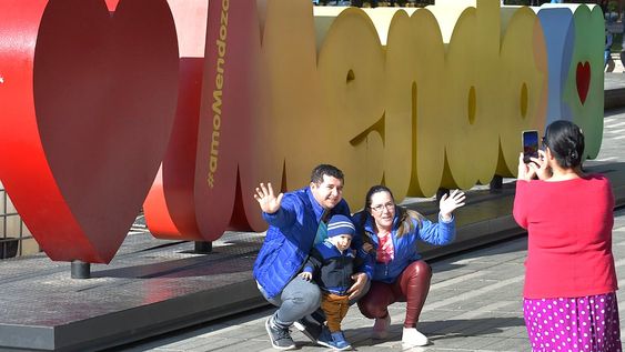 Otoño en Mendoza, sábado soleado en el centro de Mendoza. Turistas pasean por la Plaza Independencia, Peatonal Sarmiento y museosTuristas brasileños Foto: Orlando Pelichotti