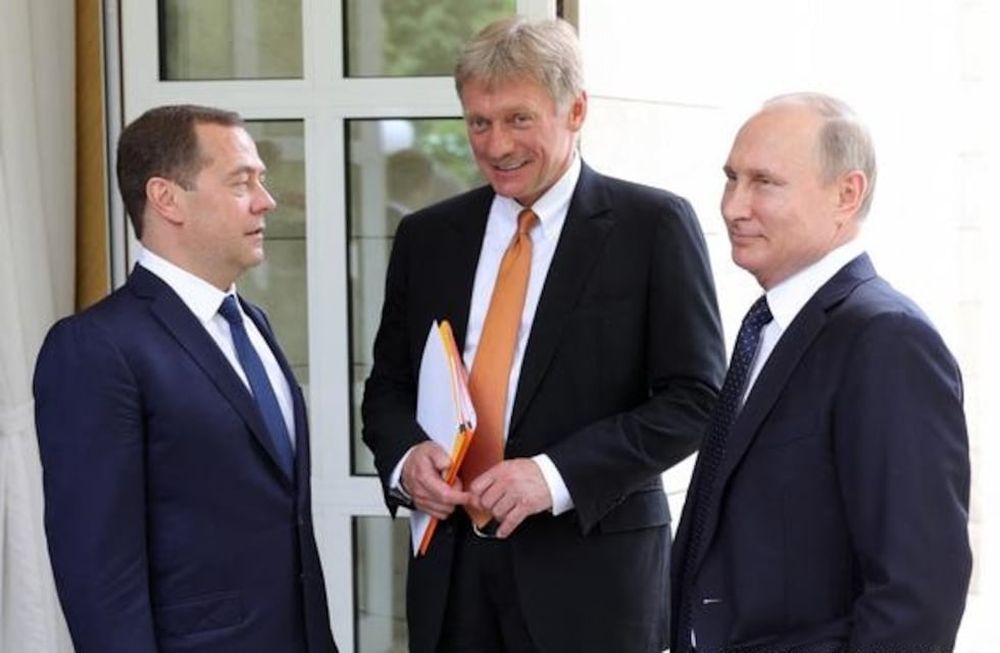 Dmitri Medvedev, Dmitri Peskov y Vladimir Putin en una imagen de archivo.