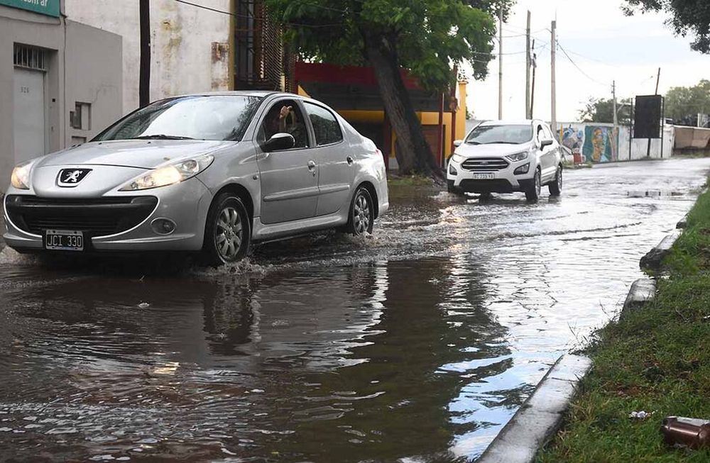 La fuerte tormenta de este miércoles dejó 85 intervenciones por episodios de Defensa Civil de todo tipo en la provincia. Foto: José Gutierrez / Los Andes.