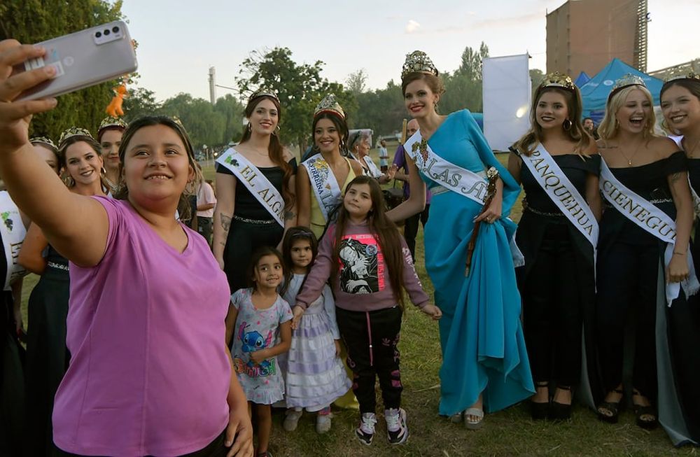 Santa Rosa, Las Heras y Lavalle dieron el puntapié inicial y llevaron al lugar una muestra de su tradición y su cultura. | Foto: Orlando Pelichotti / Los Andes