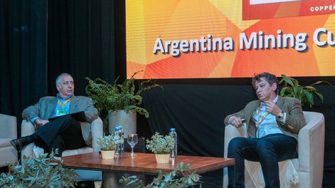 Alberto Carlocchia, líder del comité de Minería de la Cámara de Comercio de Argentino-Canadiense y Ernesto Cussianovich, director de Poliarquía, en Argentina Mining 2025.