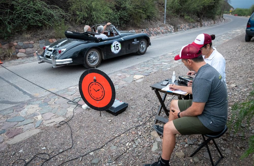 Los privilegiadas máquinas, fabricadas entre 1927 y 1981, recorrieron viñedos, bodegas, caminos rurales y lugares emblemáticos como el Cerro de la Gloria. | Foto: Ignacio Blanco / Los Andes