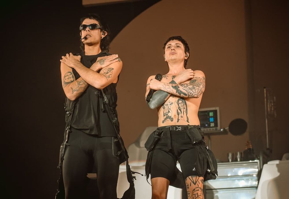 El Arena Maipú vibró con una puesta frenética, teatral y musicalmente poderosa, en el marco del Free Spirits World Tour.