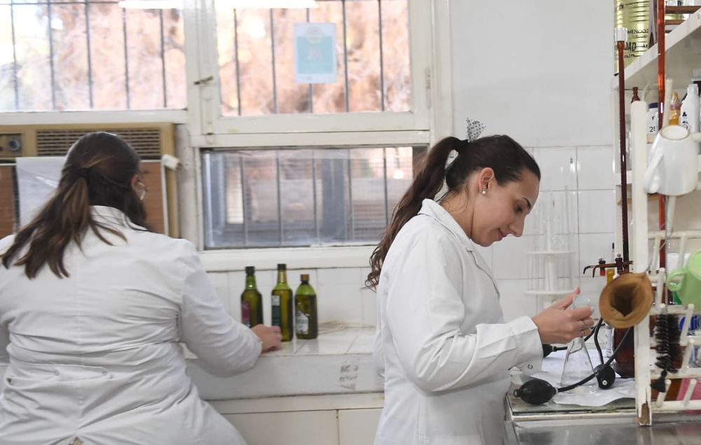 En los tres laboratorios de la Dirección de Fiscalización y Control verifican la seguridad de toda la producción de productos agroindustriales de Mendoza. Abarca a casi 600 empresas inscritas en el rubro. Foto: Ramiro Gómez