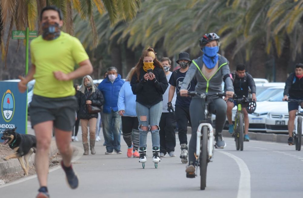 Salidas. Gente en el parque San Martín. Al menos hasta el 22 de setiembre no habrá cambios en el decreto del distanciamiento. Foto: José Gutiérrez
