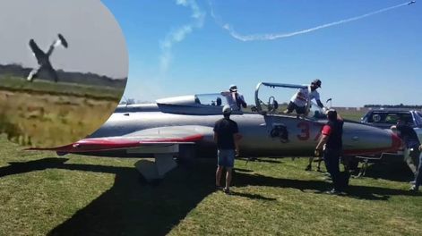 La aeronave que se estrelló mientras hacía acrobacias en una exhibición.