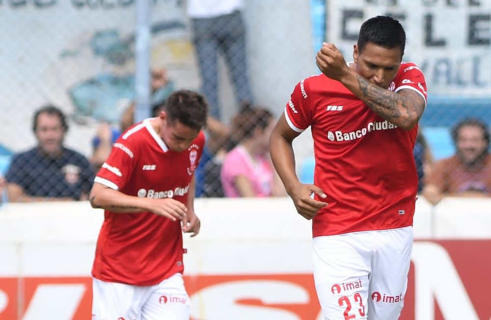 Huracán ganó, sueña con entrar en la Libertadores y complicó más a Temperley