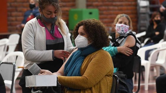 Profesionales del area de salud de Junín, en una jornada de vacunación contra el covid 19 en el polideportivo Nº 1 del departamento de JunínEstefania en el momento de colocar la vacuna