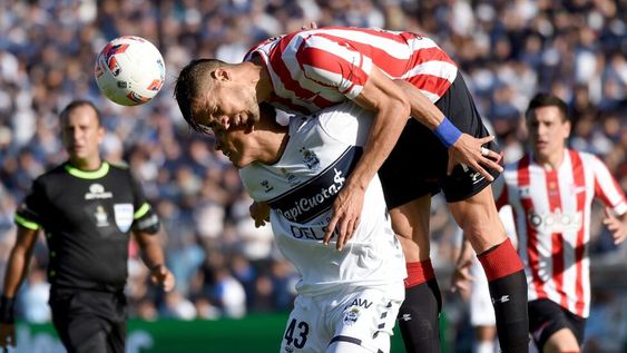 En un partidazo, Gimnasia y Estudiantes empataron 4-4 en el clásico platense. (Fotobaires)