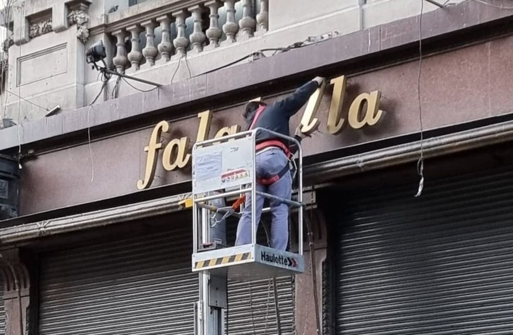 Falabella cerró sus tiendas y está rematando sus elementos.