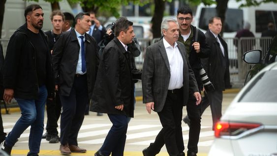 22-10-2023 - Buenos Aires - Elecciones presidenciales 2023 - El Presidente Alberto Fernández emite su voto en Puerto Madero. Foto: Luciano Thieberger.