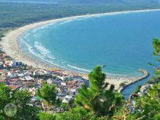 el bohemio pueblito de brasil con bares frente al mar: un lugar vibrante de musica, surf y puestas de sol