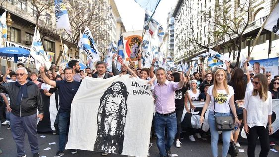 Anabel Fernández Sagasti encabezando la columna de La Cámpora llegando a Plaza de Mayo.
