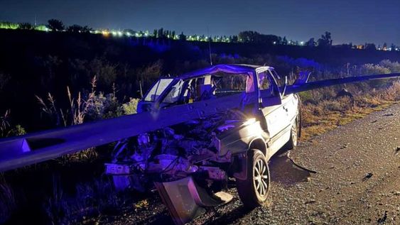 Murió un conductor tras chocar y atravesar un guardarraíl en la Ruta 7.