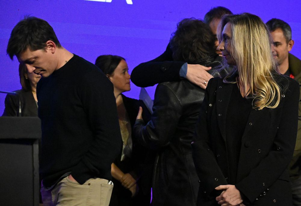 El presidente Javier Milei reconoció la derrota electoral en la provincia de Buenos Aires por más de 10 puntos contra el peronismo. Estuvo acompañado de los principales referentes, entre ellos Karina Milei y Santiago Caputo.
