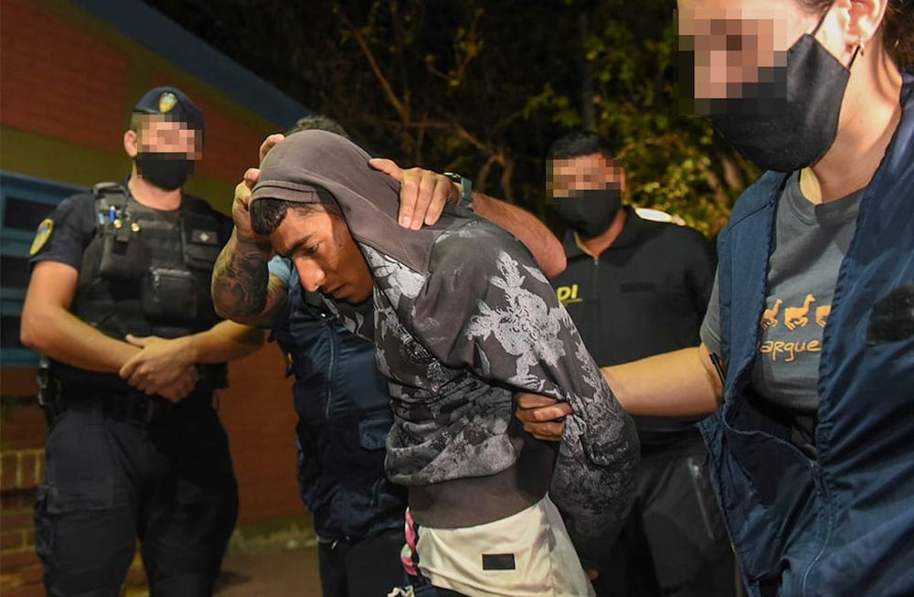 La policía traslada a Héctor Fabián Maravilla Suarez (20), presunto autor del homicidio de Emiliano Miguel Fernández. Prensa Gobierno de Mendoza