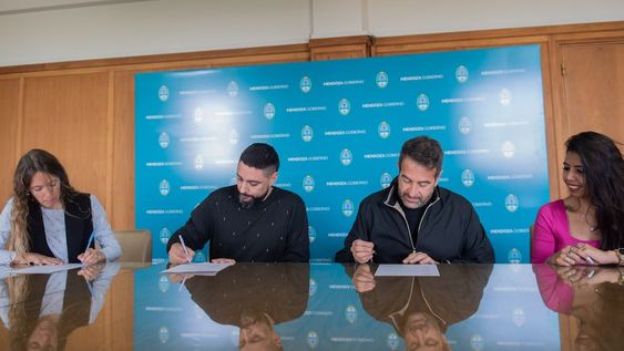 María Marta Ontanilla, presidenta del PV firma el convenio junto a Martín Garnero, por la asociación civil Vista Oeste y el ministro de Infraestructura Pública, Mario Isgró.  .