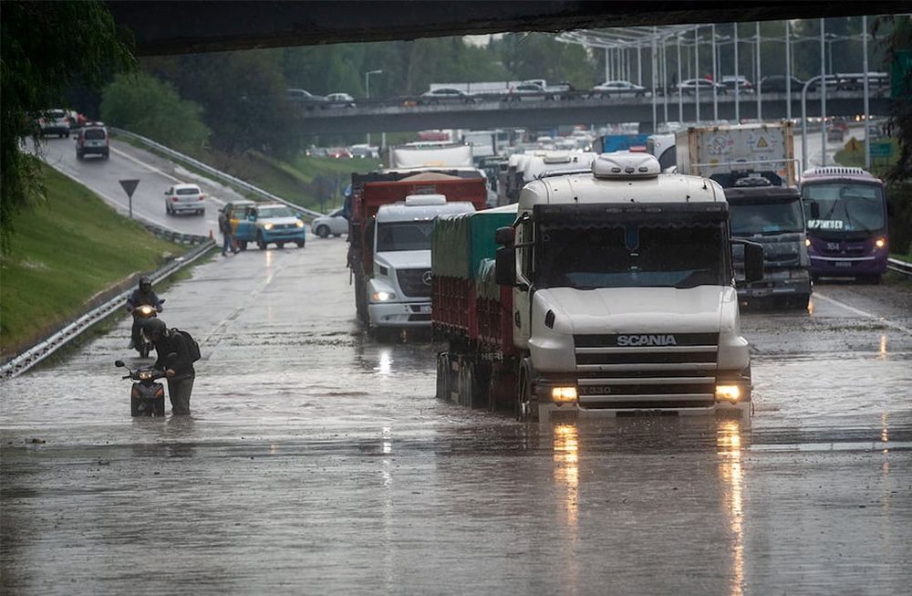 El Acceso Sur en Guaymallén fue una de las zonas más afectadas por la caída de agua y granizo que provocó inundaciones. Foto: Ignacio Blanco / Los Andes