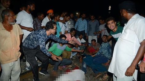 Un tren atropelló a una multitud que miraba fuegos artificiales: decenas de muertos