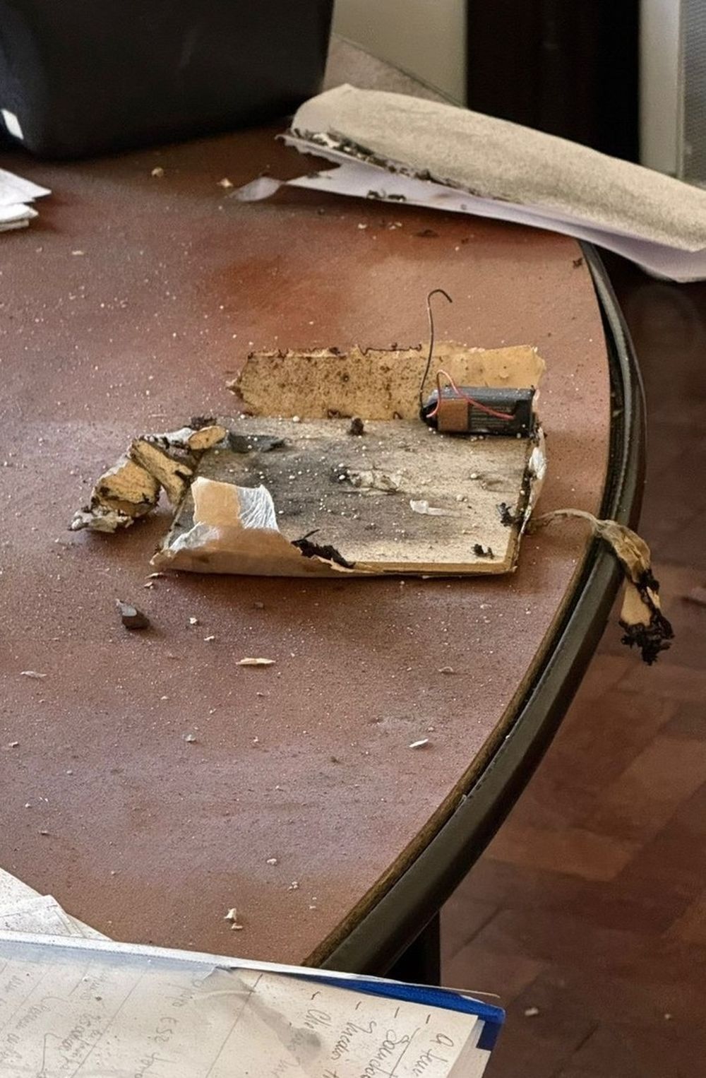Así quedó la oficina de la Escuela de Gendarmería tras la explosión de un paquete bomba.