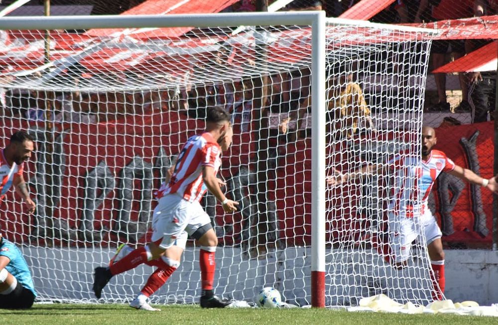 El festejo del primer gol de Campozano. El Chacarero pegó en los momentos justos, ganó con autoridad y estiró a siete partidos su racha invicta ante el Jarillero en duelos por torneos federales.